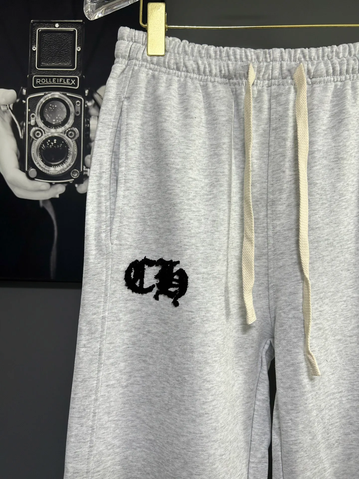 P220 Chrome Hearts 25 new colorful cross-mark loose straight trousers 2025 autumn and winter new embroidered elastic band casual trousers, customized fabrics at the counter. Made of 400g high-version terry fabric, with high breathability and comfort, impeccable details, no pilling and no deformation, brand element design concept, reflecting high quality. It feels delicate and soft! It presents casual tailoring, the same style for men and women, and the upper body shape is awesome! Size: S M L XL Color: Black Gray